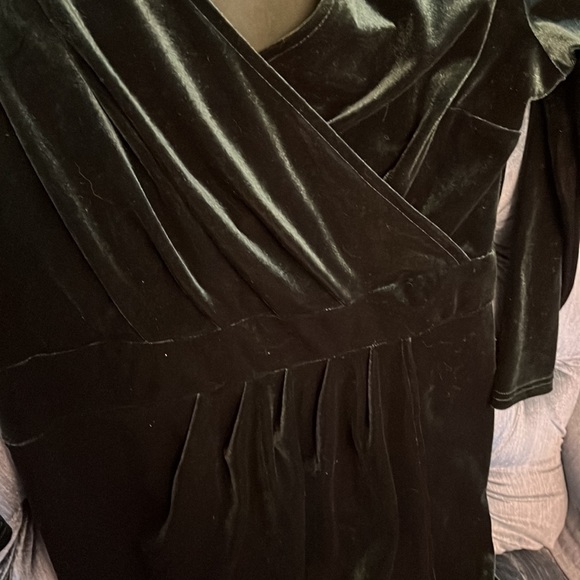 Beautiful emerald green velvet wrap dress - Picture 4 of 6